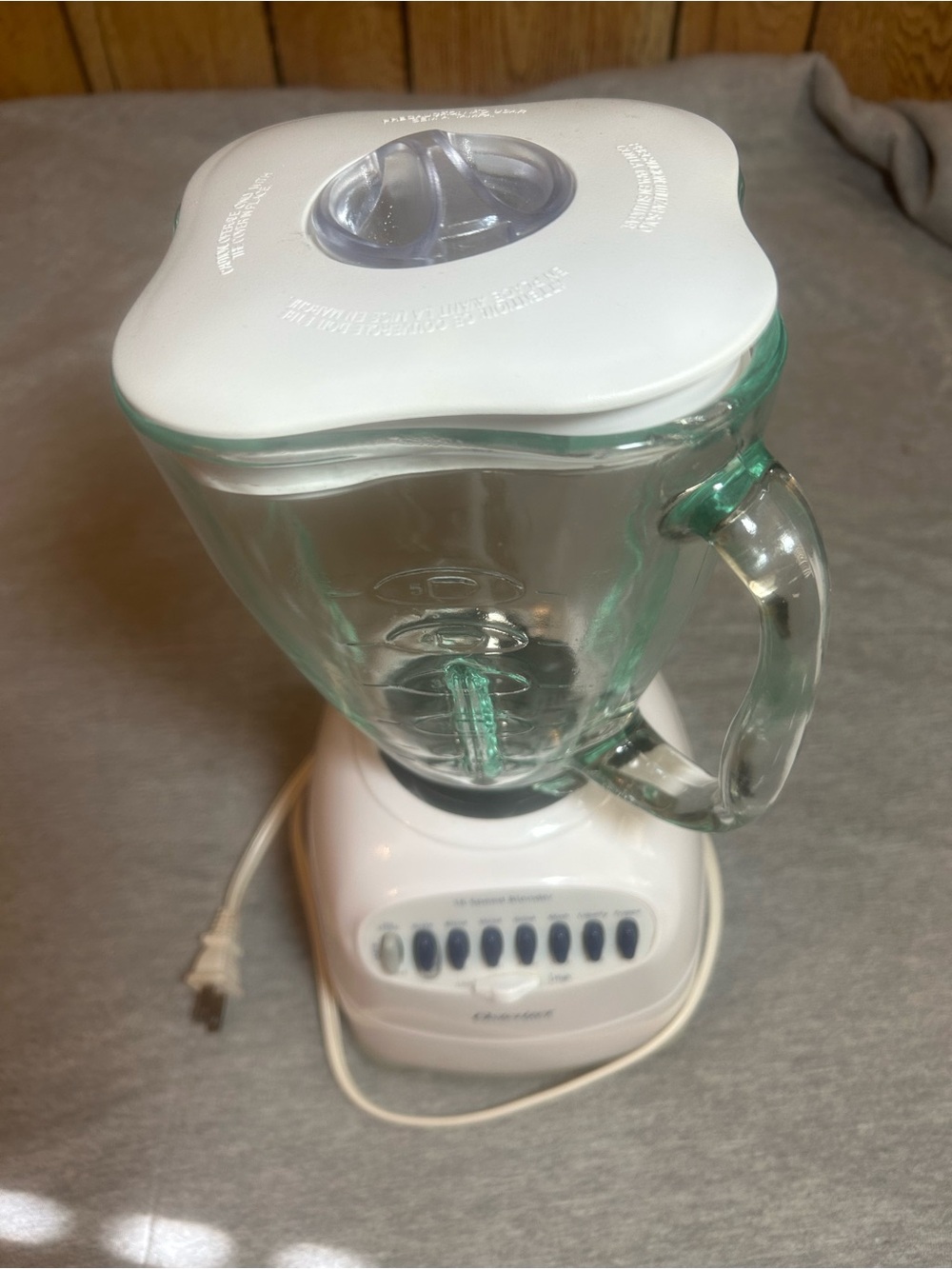 Oster White and Clear Glass Countertop Blender 14 speed 5 cup glass container